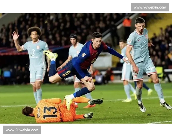 莱万多夫斯基力压马竞防线带领巴萨豪取胜利再度证明王者之风